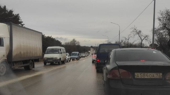 бразовалась пробка от поселка Дергачи до начала серпантина