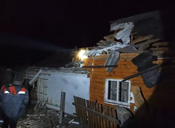 российский самолет нанес авиаудар по городу Малин Житомирской области. В результате погибли пять человек, из них двое младенцев 2021 года рождения