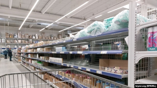 в Симферополе в гипермаркете «Метро» наблюдался дефицит гречки, риса, муки, макаронных изделий