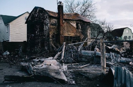 Самолет упал на жилой дом. Пилот катапультировался, но погиб