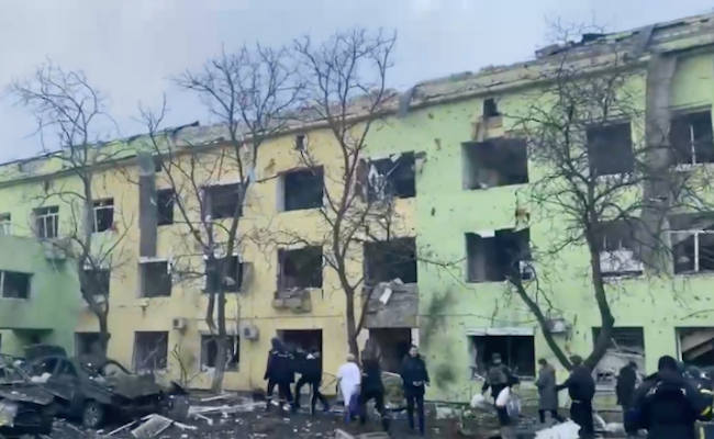 В результате авиаудара по роддому в Мариуполе пострадали 17 рожениц и членов медперсонала