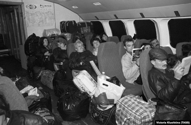 Российские туристы возвращаются из Турции. 1995 год