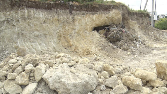 именно в разрушаемой скале и были выдолблены горизонтально заглубленные склепы так называемого некрополя святых. Склепами, говорят историки, усеян весь склон Девичьей горки. На момент первой попытки остановить стройку их было разрушено как минимум три