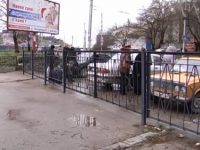 Администрация вокзала «Севастополь» перекрыла парковку таксистам