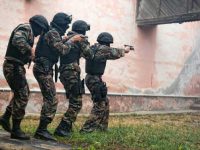 Милицейские спецназовцы повыделывались перед детьми