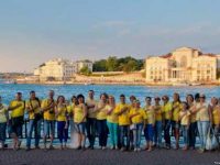 Украинские патриоты вышли на набережную Севастополя в цветах национального флага