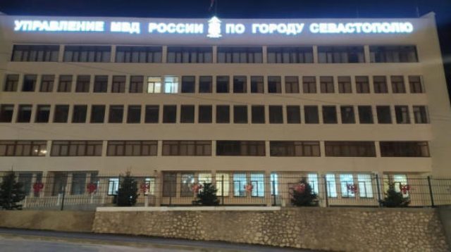 Деревья на площади Восставших рубили