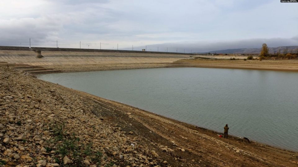 Аянское водохранилище обмелело, ноябрь 2020