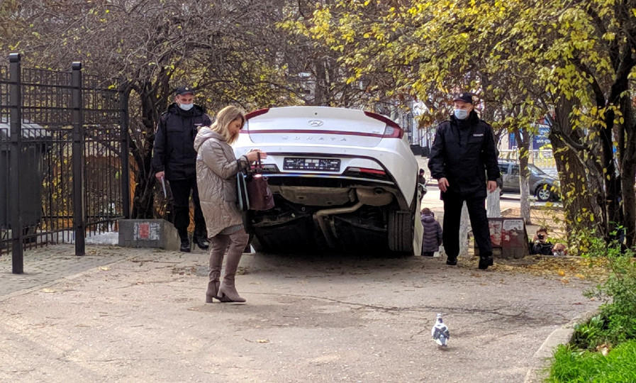 белый Hyundai без номеров на несколько метров скатился по лестнице в сторону сквера и завис над ней в воздухе