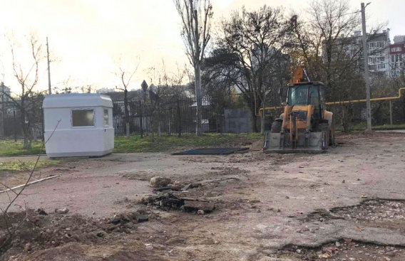 Общая длина запланированного ограждения вокруг учебного заведения на ул. Репина – 855 погонных метров
