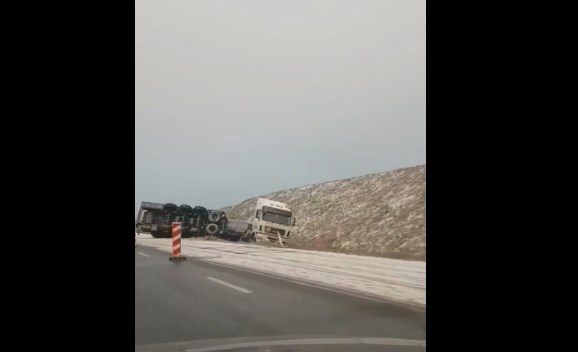 На обледенелой трассе в Крыму перевернулась фура