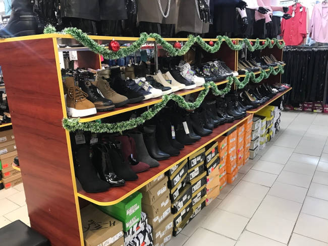 Сотрудники контролирующих органов Севастополя обнаружили в магазине более 2 тысяч пар обуви без нанесения маркировки