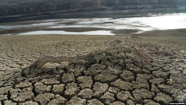 пустое водохранилище в Крыму