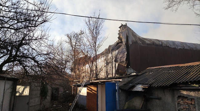 Пожар на улице Крылова, по предварительной информации горят складские помещения, ангары с канцтоварами