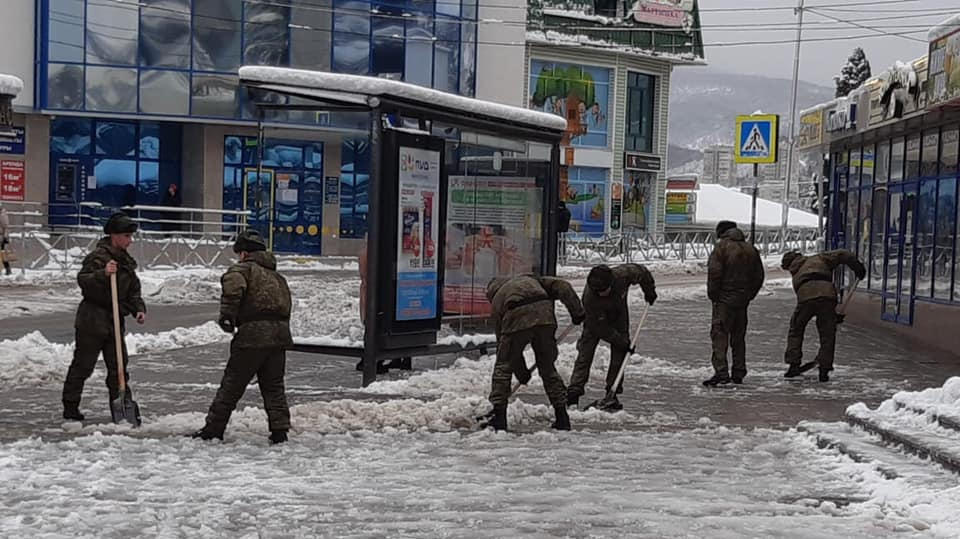 для расчистки улиц и дорог в Малом Маяке прибыли военные