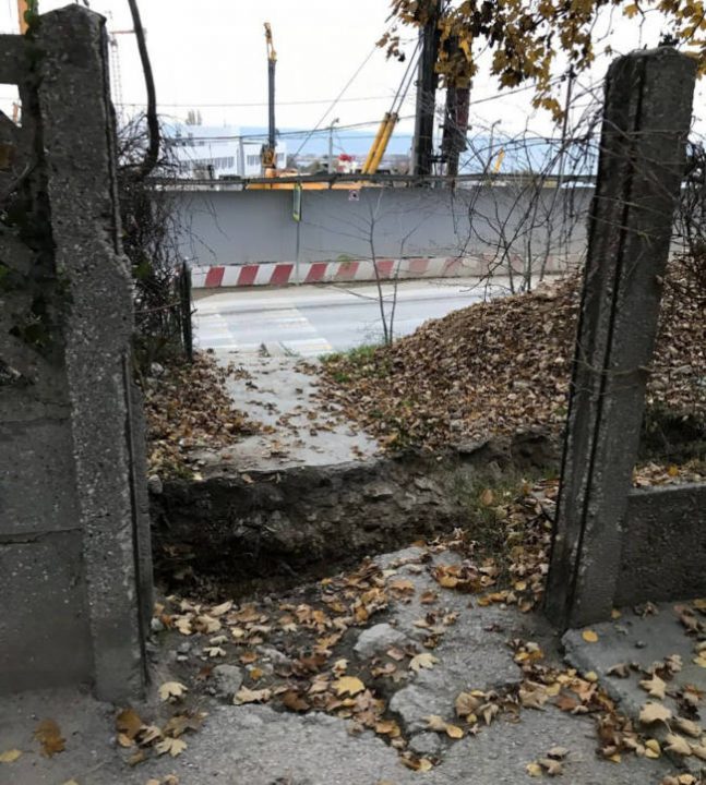Прямо у домов севастопольцев, проживающих на улице Капитанской, возникли глубокие траншеи