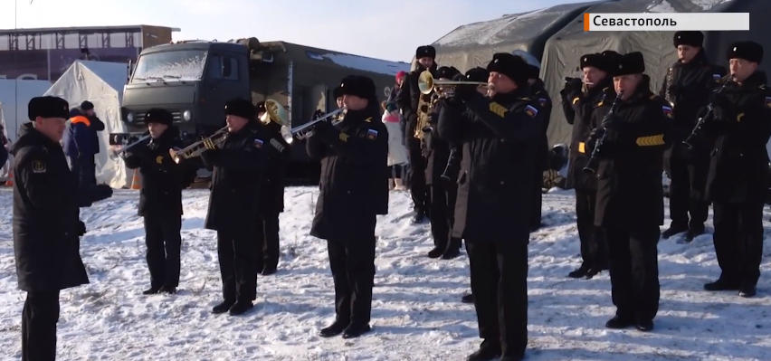 В Херсонесе устроили крещенские купания под военный оркестр