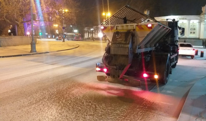 посыпка дороги от гололеда