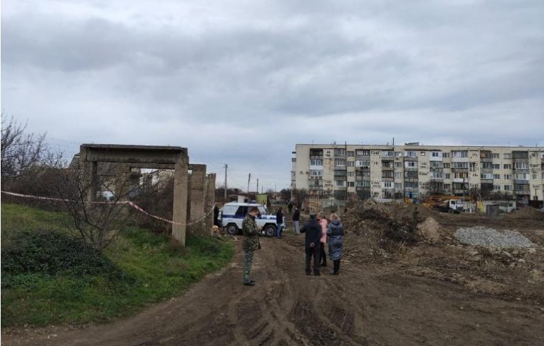 Подросток погиб в результате обрушения бетонной плиты в недостроенном здании на территории поселка Орловка под Севастополем