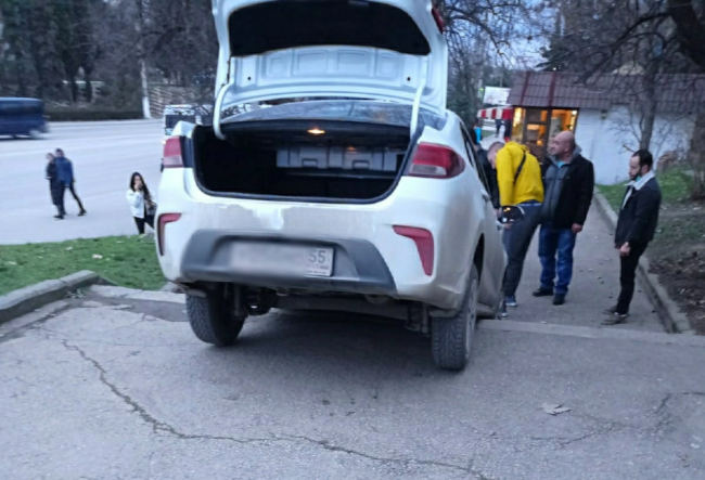 на лестнице вблизи остановки общественного транспорта «Улица Репина» завис легковой автомобиль