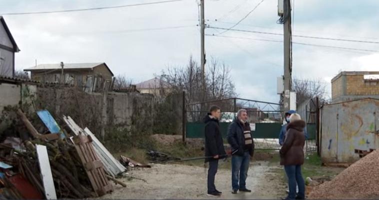 Жители садового товарищества «Механизатор» жалуются на шлагбаумы, ворота и барьеры, мешающие нормальному проезду к их домам и участкам