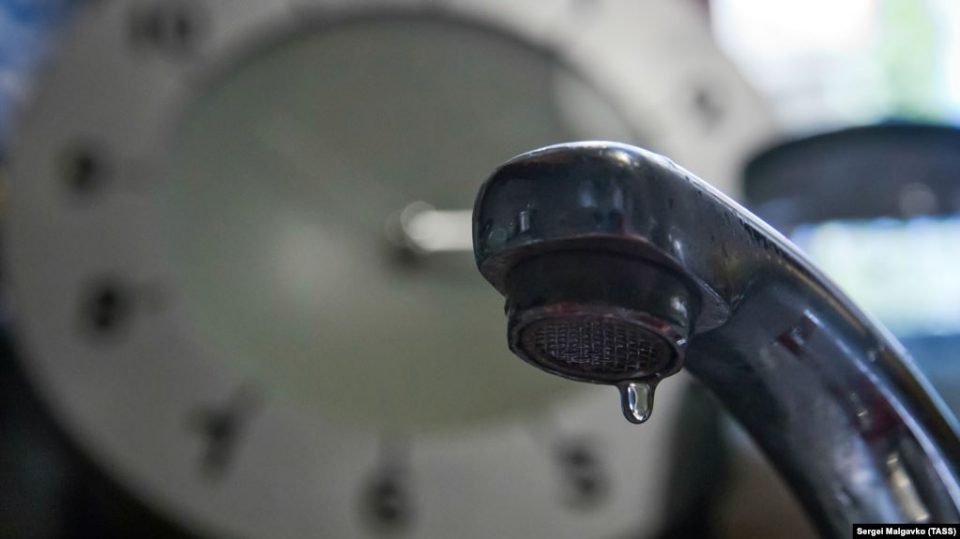 вода капает из крана