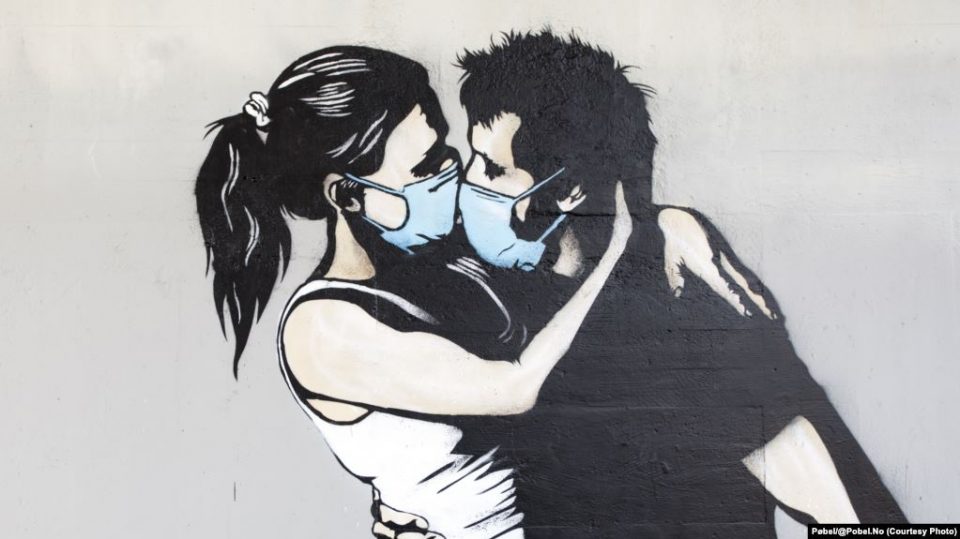 Граффити «Любовь во время коронавируса»