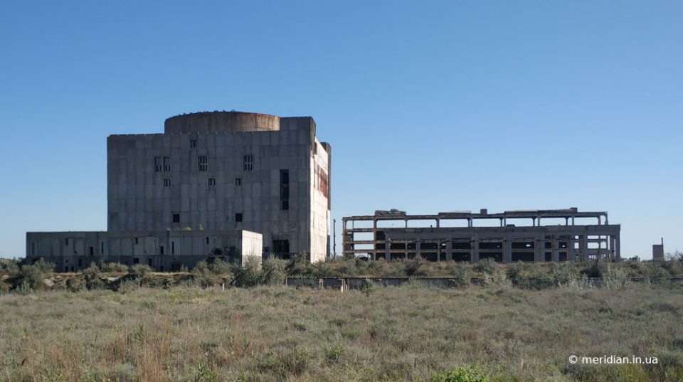 недостроенные здания атомной электростанции в Щелкино