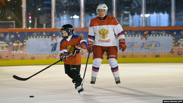 Владимир Путин играет в хоккей