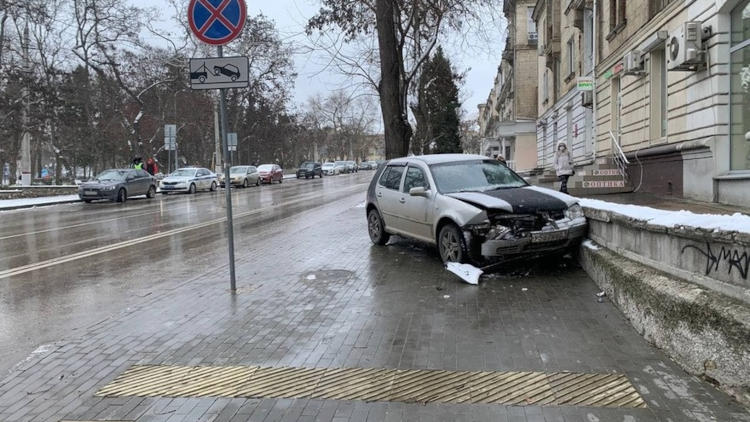 водитель принял решение направить автомобиль в стену, чтобы избежать серьезного ДТП