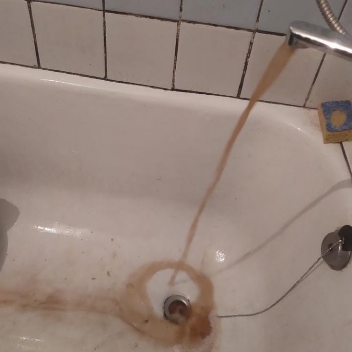 В Симферополе из кранов течет коричневая вода