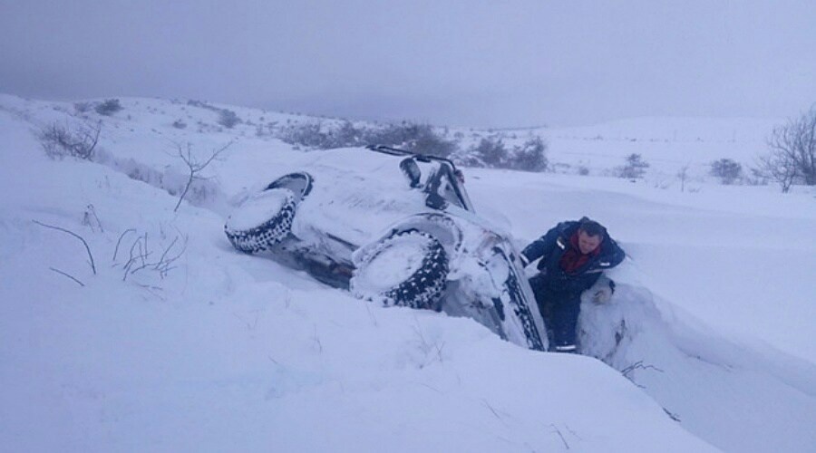 автомобиль, в котором находились четыре человека, съехал в кювет и застрял