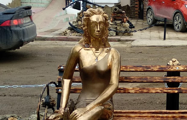 Скульптура севастопольской «Аленки»