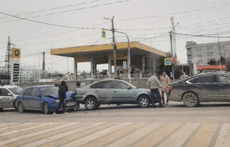 В Севастополе произошло ДТП с участием четырех автомобилей. Авария случилась на регулируемом перекрёстке возле остановки «Студгородок»