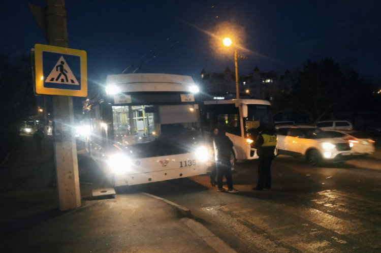 Авария, произошедшая вечером второго марта вблизи остановки общественного транспорта «Улица Железнякова», практически парализовала движение в центре Севастополя