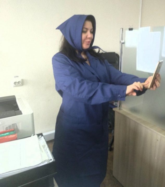 Сотрудников диспетчерского отдела скорой медицинской помощи одели в новую форму, дизайн которой вызвал у них явное недоумение