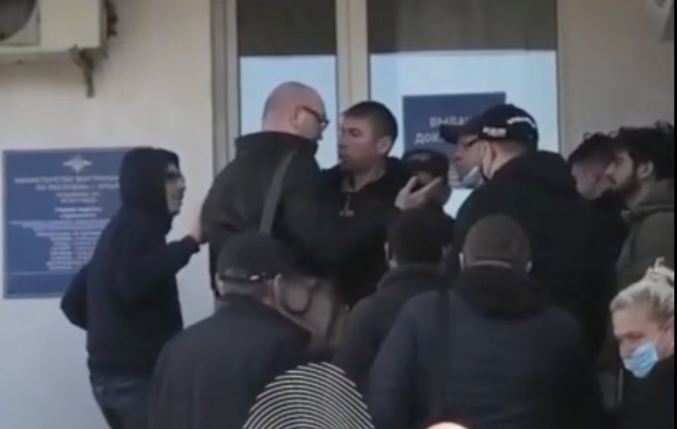 Для получения услуг людям приходится занимать очередь за талонами еще до рассвета