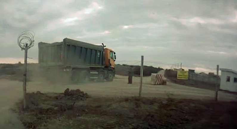 В Севастополе на территорию воинской части свозят строительные отходы