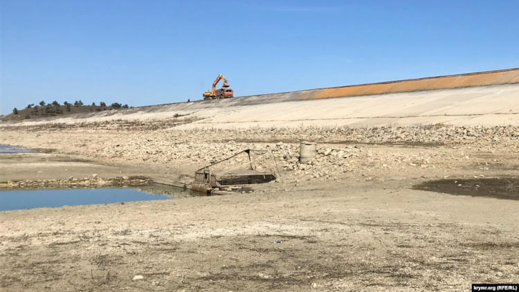 В Крыму ремонтируют плотину на обмелевшем Тайганском водохранилище