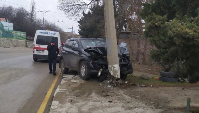 На Ялтинской трассе автомобиль влетел в электроопору