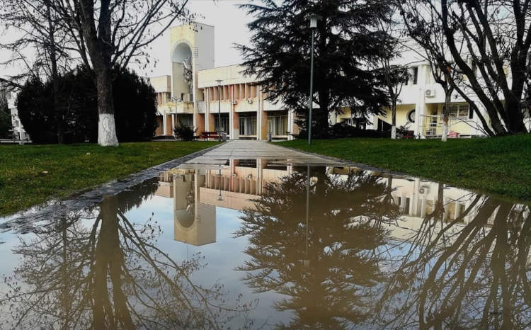 Выпавшие недавно осадки показали уровень качества выполнения ремонта в сквере возле Дворца культуры профсоюзов в Симферополе