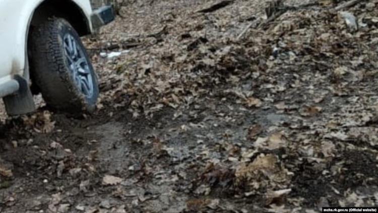 автомобиль застрял в размытом грунте