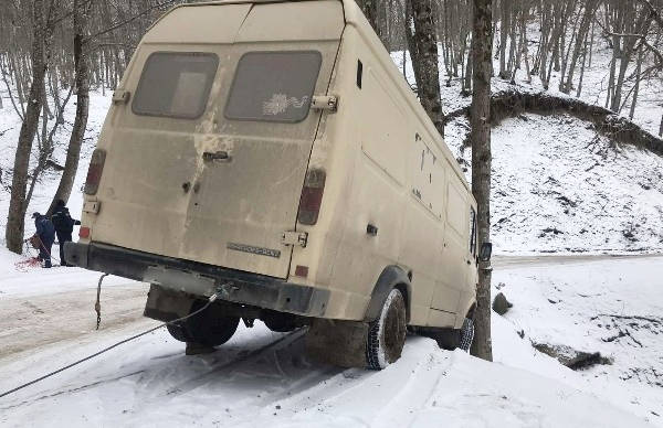 В Белогорском районе Крыма автомобиль Mercedes съехал с проезжей части в кювет и врезался в дерево