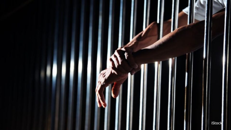 предстанет перед судом по обвинению