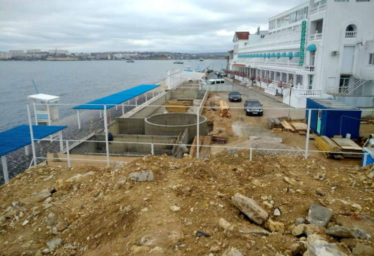 В Севастополе в нескольких метрах от моря, рядом с пляжем на мысе Хрустальном обустраивается канализационно-насосная станция