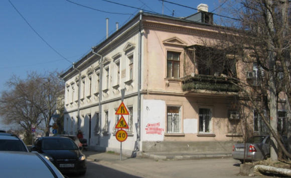 фотографии изрисованной стены Дома Волохова, в котором была расположена последняя квартира одного из прославленных героев севастопольской обороны – вице-адмирала В. А. Корнилова