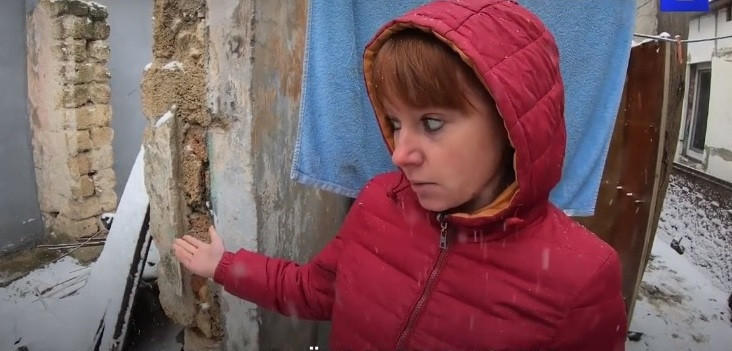Предоставить Анне Месяцевой благоустроенное жильё требует городская прокуратура.