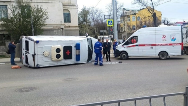 Автомобиль «скорой помощи» перевернулся в результате ДТП, которое произошло сегодня на улице Льва Толстого в Севастополе