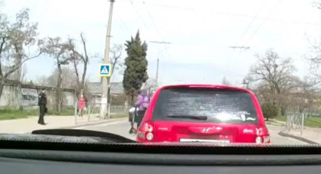 на улице Хрусталёва у поворота к Соловьёвским складам в Севастополе на пешеходном переходе сбили парня из службы доставки еды