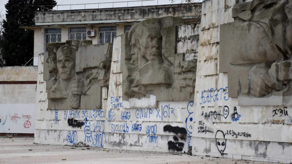 У обелиска «Штык и парус» в Севастополе